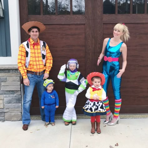 Toy Story Halloween Costume! Family of 5 halloween costume ideas. Kids costumes and group costume idea. heyitsjenna #halloween #toystory Costume Halloween Famille, Matching Family Halloween Costumes, Disfraz Toy Story, Disney Family Costumes, Halloween Costume Family, Family Themed Halloween Costumes, Halloween Family Costumes, Family Costume Ideas, Toy Story Halloween