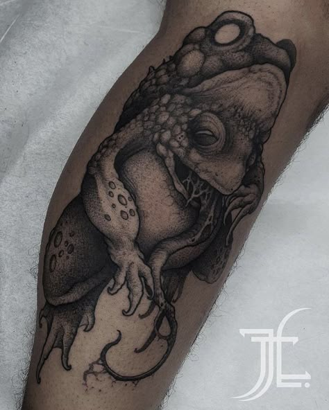 Creepy Frog Tattoo, Dark Frog Tattoo, Leech Tattoo, Pepper Shading Tattoo, Shading Tattoo Ideas, Frog Tattoo Ideas, Toad Tattoo, Tatu Ideas, Negative Tattoo