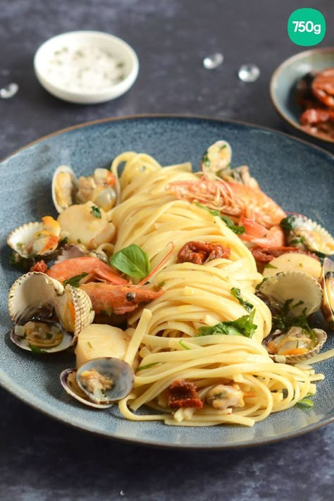 Découvrez une recette festive de pâtes aux fruits de mer qui fera sensation pour nouvel an. Et pour encore plus d'idées de recettes du quotidien, abonnez-vous à 750g ou rendez-vous sur notre site. Summer Bbq, Linguine, Nouvel An, Main Course, Dinner Party, Spaghetti, Food And Drink, Sauce, Favorite Recipes