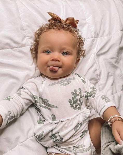 Mixed And White Baby, Baby Blonde Hair, Biracial Babies, Mix Baby Girl, Blue Eyed Baby, Blonde Babies, Cute Mixed Babies, Mixed Kids, Baby Themes