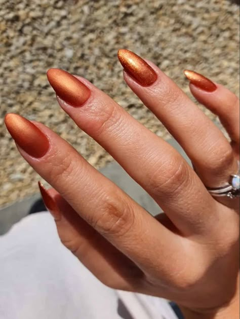 Fall Nail Colors 2023 Orange, Fall Nails 2023 Burnt Orange, Burnt Orange Nails With Chrome, Amber Orange Nails, Brown Skin Nails Ideas, Burnt Orange Gel Nails, Burnt Orange Matte Nails, Rust Color Nails Designs, Orange Chrome Nails Fall