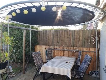 Upcycled Trampoline, Recycled Trampoline, Patio Oasis Ideas, Trampoline Ideas, Old Trampoline, Oasis Backyard, Backyard Trampoline, Beach Backyard, Backyard Oasis Ideas