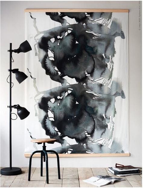 The stylists at Livet Hemma turned a length of their Ikea NATTGLIM fabric into an abstract wall hanging that looks many times more expensive than the total cost of the project. Ikea Art, Big Blank Wall, Hacks Ikea, Diy Wand, Big Wall Art, Decor Ikea, Best Ikea, Big Art, Ikea Hacks