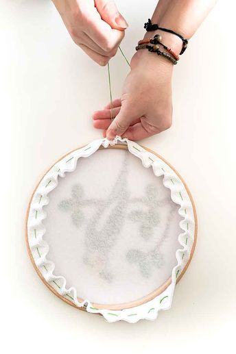 Diy Embroidery Frame, Large Embroidery Hoop, Sulaman Pita, Embroidery Hoop Crafts, Cross Stitch Hoop, Cross Stitch Tutorial, Framed Cross Stitch, Framed Embroidery, Cross Stitch Supplies