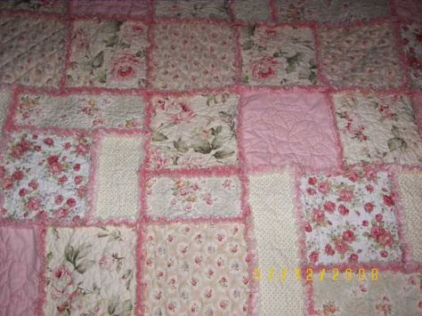 I really like the mix of square and rectangle as opposed to just squares!! The colors are pretty too, really close to what I want for my bedroom quilt. Rag Quilt Instructions, Rag Quilt Ideas, Roses Quilt, Rag Quilting, Flannel Rag Quilts, Rag Quilt Tutorial, Shabby Chic Quilts, Quilting Methods, Quilt Instructions