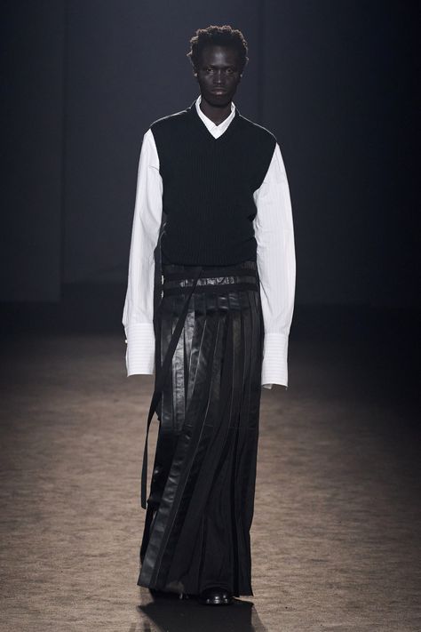 Ann Demeulemeester Fall 2024 Ready-to-Wear
https://www.vogue.com/fashion-shows/fall-2024-ready-to-wear/ann-demeulemeester/slideshow/collection#8 Experimental Fashion, Black Stuff, Model Inspo, Mick Jagger, Ann Demeulemeester, Men Fashion Casual Outfits, Cool Fits, Mode Inspo, Black White Fashion