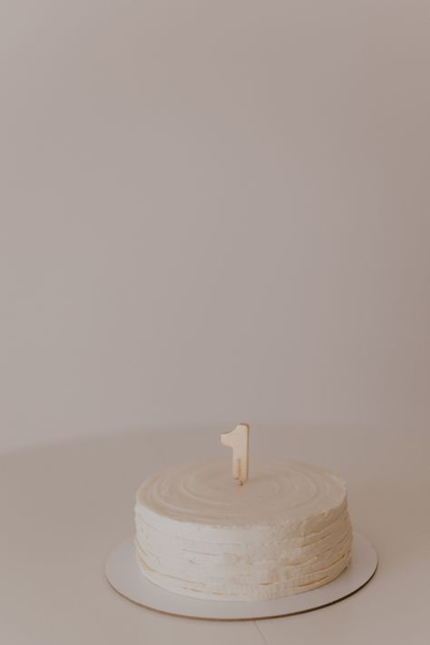 Small White Smash Cake, Minimal First Birthday Cake, Simple 1 Year Birthday Cake, Cute Small Cakes, Minimal Birthday Cake, Minimal First Birthday, 1st Bday Cake Ideas, Golden 1st Birthday, Cake 1 Year