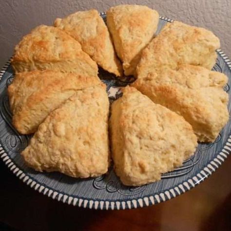 Sour Cream Scones Recipe, Breakfast Quick Bread, Recipes Using Sour Cream, Coconut Scones, Sour Cream Scones, Cream Scones Recipe, Biscuit Dough Recipes, Oatmeal Scones, Make Sour Cream