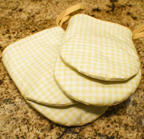 How to Make a DIY Oven Mitt - Sew Very Crafty Pot Holder Mitt Pattern, Mini Oven Mitts, Oven Mit Pattern Free, How To Make An Oven Mitt, Oven Mit Sewing Pattern, Sewing Oven Mitts Free Pattern, Pot Holder Sewing Pattern Free, Oven Mittens Diy Free Pattern, Pocket Potholders To Sew Free Pattern