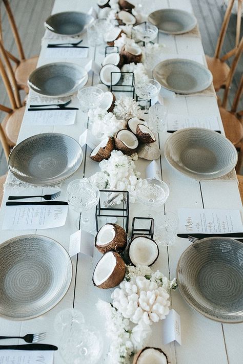 Beach Wedding Tables, Rustic Table Setting, Rustic Wedding Decorations, Minimalist Wedding Decor, Beach Wedding Reception, Beach Table, Tafel Decor, Tablescape Inspiration, בר מצווה