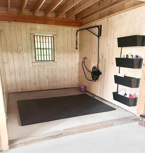 Horse Shower Stall, Dream Barn Stables, Horse Tack Rooms, Livestock Barn, Barn Layout, Horse Farm Ideas, Diy Horse Barn, Backyard Barn, Cattle Barn