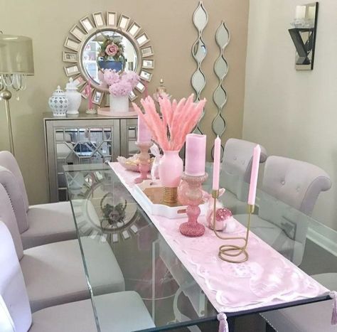 Pink Dining Table Decor, Pink Dining Room Table, Pink Dining Room Decor, Home Decor Ideas Dining Room, Dining Room Ideas Apartment, Pink Dining Room, Small Dining Room Decor, Pink Dining Rooms, Pink Apartment