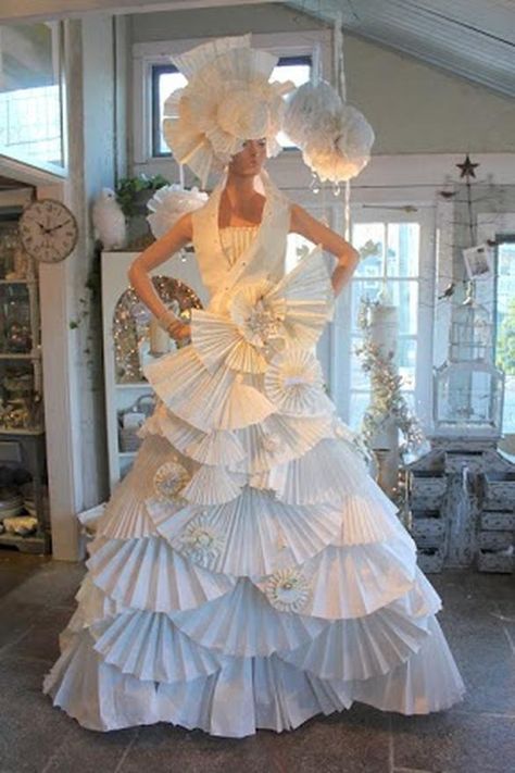 This dress was made almost entirely of paper, created by Michele Ward and Marcia McGowan at the Taken for Granite boutique in Stony Creek, Conn. Paper Gown, Recycled Gown, Origami Clothing, Paper Costume, Newspaper Dress, Recycled Dress, Paper Clothes, Origami Fashion, Sculptural Fashion