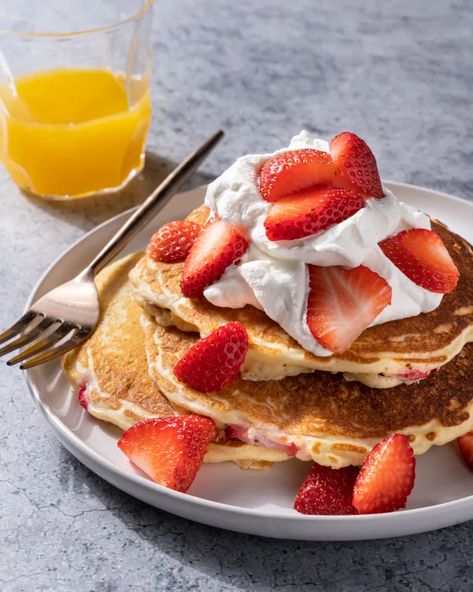 Best Strawberry Recipes, Strawberry Pancakes Recipe, Fruit Pancakes, Fresh Strawberry Recipes, Fluffy Pancake Recipe, Buttermilk Pancakes Fluffy, Strawberry Pancakes, Waffle Cookies, Strawberry Slice