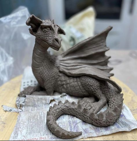 Ceramic Dragons Pottery, Ceramic Dragon Sculpture, Clay Dragon Easy, Dragon Clay Sculpture, Dragon Sculpture Clay, Dragon Ceramics, Pottery Dragon, Clay Sculpting Ideas, Dragon Clay