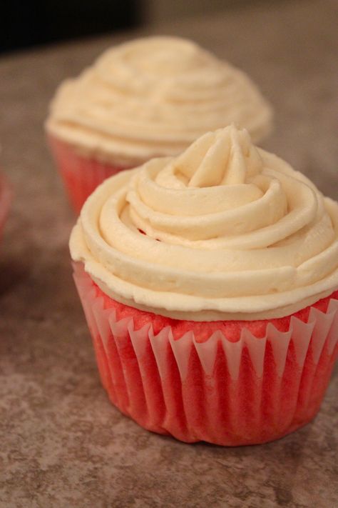 Flour Frosting Recipe, Flour Frosting, Pink Velvet Cupcakes, Vanilla Shortbread, Cupcake Pink, Fluffy Frosting, Red Velvet Cupcake, Vanilla Recipes, Cupcake Wars