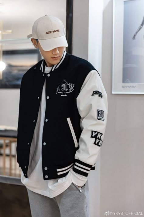 Outfit Cowok, Baseball Jacket Outfit, Mens Casual Shirt, Mens Tracksuit Set, Varsity Jacket Outfit, Luxury Jacket, Outfit Travel, Men Street Fashion, Varsity Jacket Men