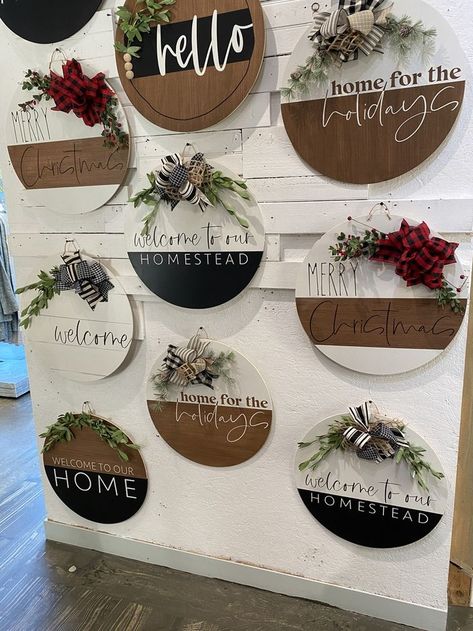 Diy Cricut Crafts, Dekoratívne Vence, Koti Diy, Christmas Wreaths Ideas, Idee Cricut, Door Signs Diy, Decorating Farmhouse, Signs Diy, Diy Christmas Wreaths