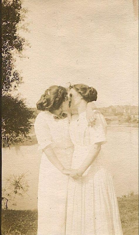 Old Queer Art, Two Woman Kiss, Cottagecore Lesbian Aesthetic, Picnic At Hanging Rock 1975, 1910s Women, Couples Pose Reference, No Girlfriend, Queer History, Plain Girl