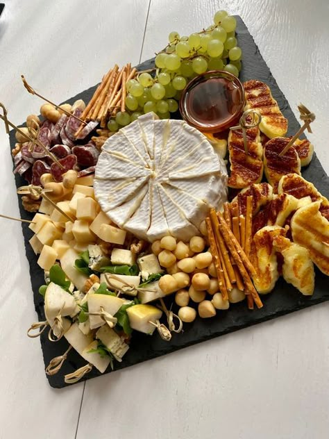 Most Delicious Food, Party Food Buffet, Catering Ideas Food, Party Food Platters, Charcuterie Recipes, Healthy Food Motivation, Snacks Für Party, Buffet Food, Party Food Appetizers