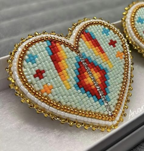 Flat Beading Patterns, Beadwork Patterns Beading Techniques, Beaded Popsocket, Beaded Earrings Native Beadwork, Beaded Powwow Earrings, Regalia Beadwork, Ojibwe Beaded Earrings, Powwow Beadwork Sets, Native Beaded Medallions