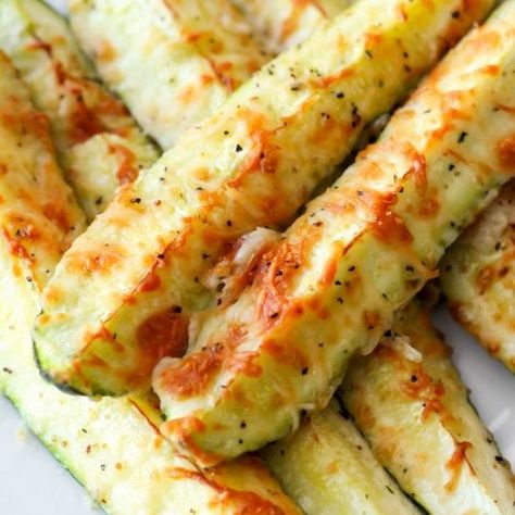 Parmesan Crusted Zucchini (+VIDEO) | Lil' Luna Yummy Food Quotes, Baked Parmesan Zucchini, Parmesan Crusted Zucchini, Food Comfort, Breakfast Homemade, Can Chicken Recipes, Food Spicy, Recipes Fish, Meals Dinner