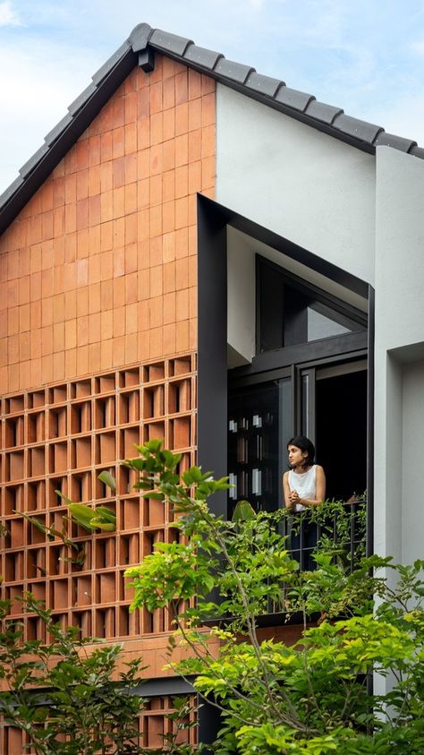 Gallery of The Ridge House / Enviarch Studio - 5 Brick Detailing, Terrace House Design, Modern Villa Exterior, Brick House Exterior, Modern Window Grill, Villa Exterior Design, Brick Detail, Bungalow Exterior, Brick Exterior House