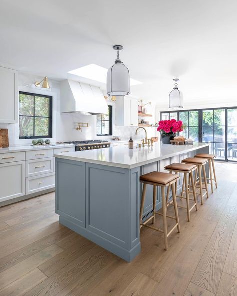 California Coastal Kitchen, White Modern Kitchen Ideas, Modern Classic Kitchen, Blue Kitchen Island, Hamptons Kitchen, Light Blue Kitchens, Kitchen Addition, White Oak Floors, Classic Kitchen