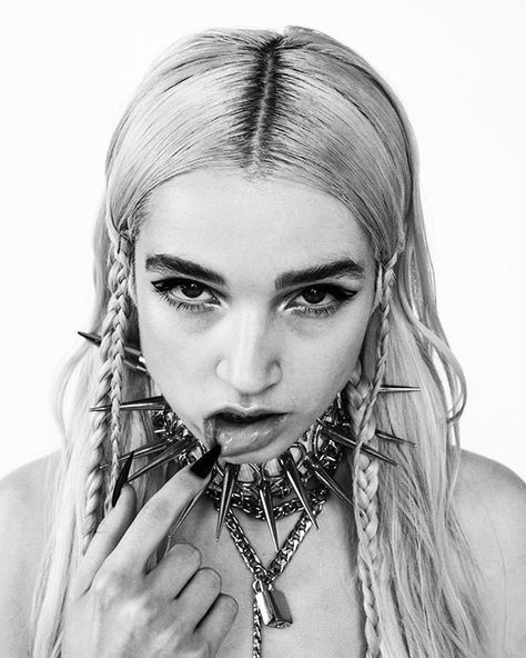 Poppy Poppy Singer, Im Poppy, Queen Poppy, That Poppy, Music Artists, Singers, Blonde Hair, A Woman, Blonde