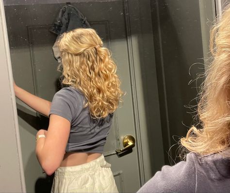 Blonde Wavy Hair Medium, Medium Length Haircut Curly, Short Wavy Blonde Hair, Short Blonde Wavy Hair, Curly Mid Length Hair, Short Blonde Curly Hair, Ideal Girlfriend, Messy Blonde Hair, 2025 Vibes