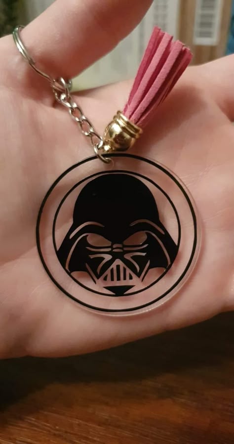 Acrylic Keychain Ideas Vinyl, Keychain Cricut, Cricut Keychains, Balloon Bouquet Diy, Photoshop Tutorial Graphics, Idee Cricut, Star Wars Diy, Keychain Ideas, Acrylic Keychains