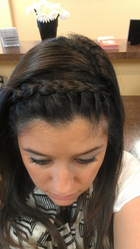 French braid French Braid Headband, Braided Headband Hairstyle, Braid Headband, Awesome Hairstyles, French Braid Hairstyles, Medium Curly, Medium Curly Hair Styles, Hairstyles For Girls, Braid Hairstyles