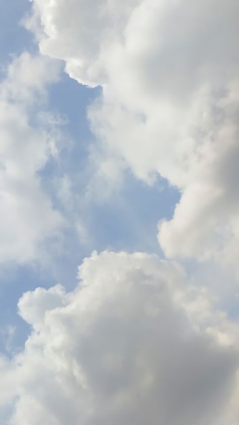 Simple Cloud Wallpaper, Simple Sky Wallpaper, Cloud Nine Aesthetic, Aesthetic Background Clouds, Soft Clouds Aesthetic, Sky Asethic, Cloud Homescreen, Clouds Background Aesthetic, Light Blue Background Aesthetic