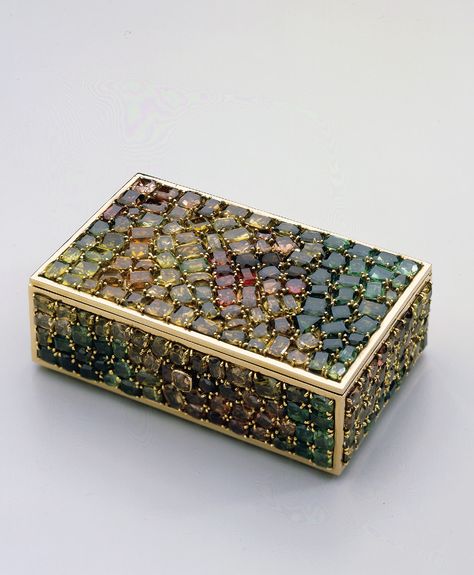 Fig. 3: Custom vanity case for Doris Duke, Fulco di Verdura (1898–1978), United States, 1941. Olivines, citrines, beryls, tourmalines, peridots, gold; H. 2¹⁄⁵, W. 3⅞, D. 1½ inches. Purchase 2004; The Members’ Fund (2004.22a–c). Glass Painting Art, Ulysses Grant, Argumentative Antithetical Dream Girl, Doris Duke, August Baby, Space Style, Peridot Jewelry, Custom Vanity, Jewelry Trinket