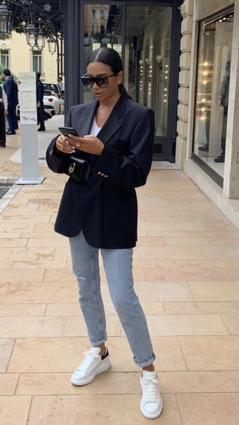 Blazer Trainers Outfit, Jeans And Blazer Outfit Business Casual, Blazer And Trainers Outfit, Jeans Noir Outfit, Mcqueen Trainers Outfit, Jeans Trainers Outfit, Outfit Avec Blazer Noir, Alexander Mcqueen Trainers Outfit, Outfit Avec Blazer