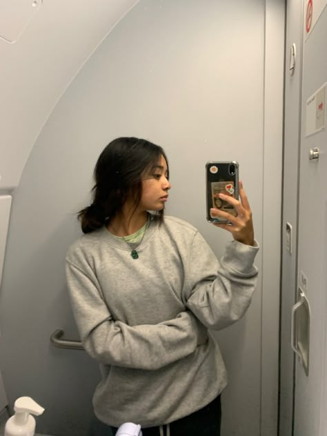 Airport Mirror Pic, Airplane Pic Ideas, Asthetic Pics Airport, Airport Bathroom Selfies, Bathroom Mirror Poses Photo Ideas, Airplane Selfie Aesthetic, Travel Pictures Ideas, Airplane Bathroom Selfie, Bathroom Mirror Pic Ideas