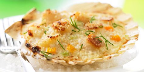 Coquilles Saint Jacques à l'ancienne Coquilles St Jacques, Coquille St Jacques, Coquille Saint Jacques, Bechamel Sauce, French Dishes, Fruit Pizza, Wine Sauce, Saint Jacques, Chef Life