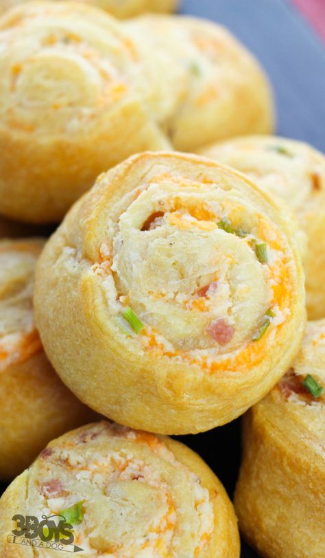 Crack Crescent Rolls Recipe Pillsbury Roll Ups, Crossiant Rolls Easy Recipes, Baked Pinwheels Crescent Rolls, Cream Cheese Pinwheels Crescent Rolls, Breakfast Crescent Roll Recipes Cream Cheese, Snacks To Make With Crescent Rolls, Brunch Roll Ups, Croissant Appetizer Recipes, Croissant Appetizers Finger Foods