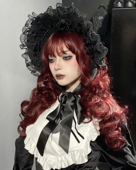 Gothic Lolíta Makeup, Aristocrat Hairstyle, Victorian Goth Hairstyles, Gothic Victorian Makeup, Victorian Gothic Makeup, Gothic Aesthetic Girl, Gothic Pose, Goth Lolitas, Gothic Reference