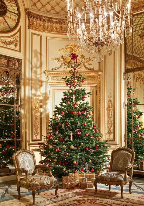 Best Christmas decorations at the most luxurious hotels of the world - The Hotel Trotter Royal Christmas, Silver Christmas Tree, Fun Christmas Decorations, Christmas Tree Inspiration, Green Christmas Tree, Christmas Tree Design, Victorian Christmas, Silver Christmas, Magical Christmas