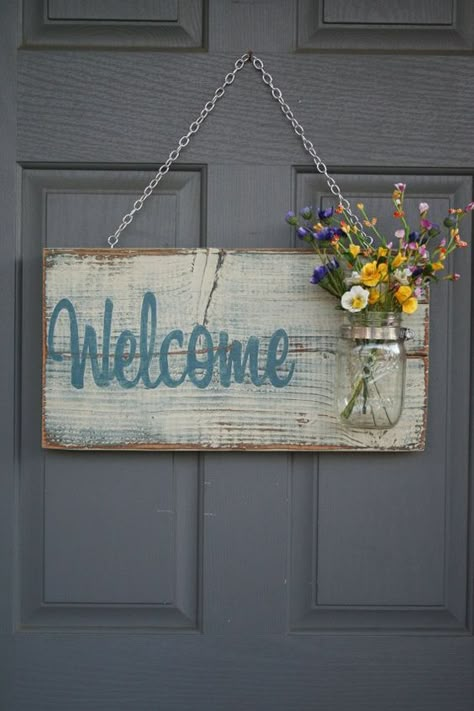 20 Dashing & Inexpensive DIY Spring Decorations To Beautify Your Home Hantverk Diy, Outdoor Welcome Sign, Pallet Crafts, Spring Diy, Décor Diy, Mason Jar Crafts, Pallet Ideas, Diy Signs, Jar Crafts