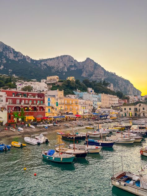 Country Side Of Italy, Italy Aesthetic Capri, Capri Summer Aesthetic, Naples Capri Italy, Eroupe Travel Aesthetic, Italy Capri Aesthetic, Italy Astetics, Italy Things To Do, Capris Italy