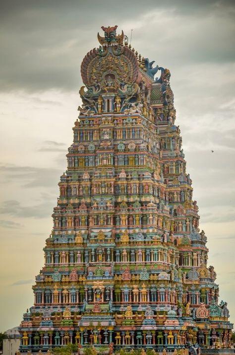 27 Amazing Pictures of Madurai Meenakshi Amman Temple Meenakshi Mandir, Meenakshi Amman Temple Photography, Indie Architecture, Devi Aesthetic, Vedic Architecture, Madurai Meenakshi Amman, Dravidian Architecture, Meenakshi Amman Temple, Meenakshi Temple