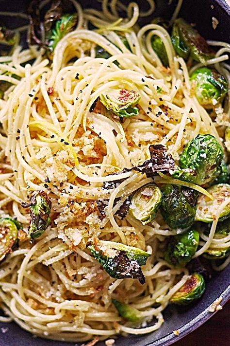 Brussel Sprout Pasta, Spaghetti Pasta Recipe, Pasta Food Recipes, Easy Pasta Dishes, Roasted Brussel, Pasta Fatta In Casa, Sprout Recipes, Pasta Food, Spaghetti Pasta