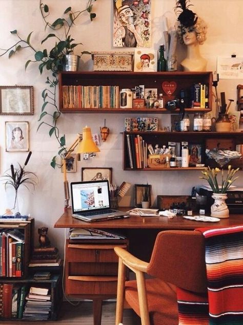 Simple Work Desk, Pretty Desks, Interior Boho, Wall Office, Wall Bookshelves, Room Stuff, Work Spaces, A Desk, Office Art