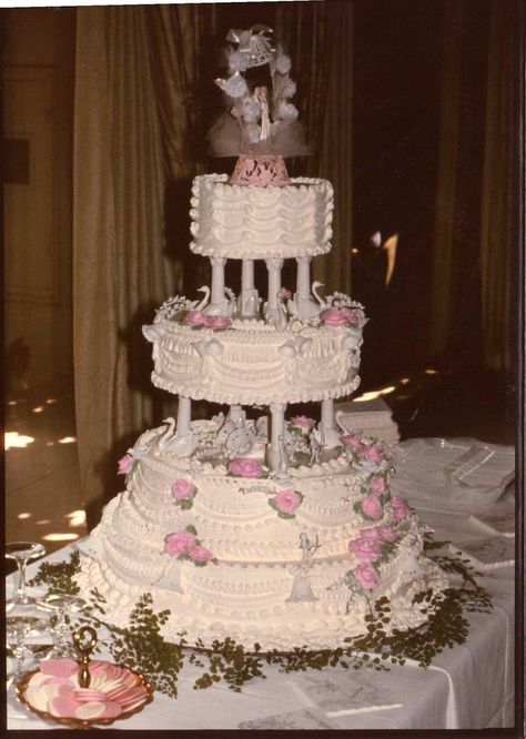 wedding 14 1973 Wedding Cakes Old Fashioned, Vintage Wedding Cakes 1920s, 2000s Wedding Cake, Old School Wedding Aesthetic, Vintage Wedding Cake Aesthetic, Wedding Cake 80s, Old Wedding Cakes, Old Fashion Wedding Cakes, 80s Wedding Decor