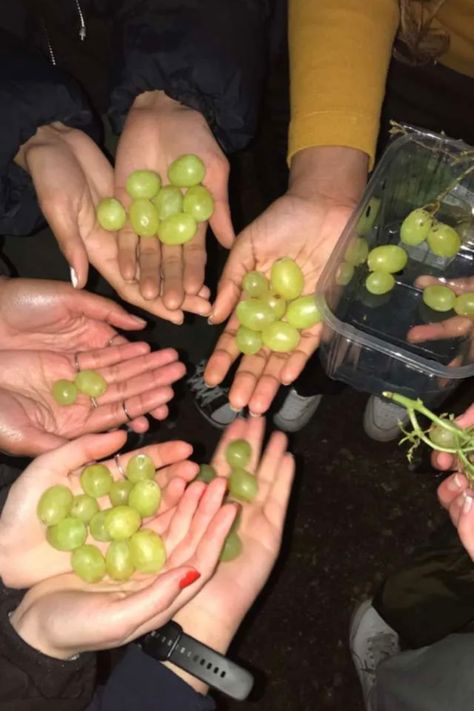 New Year's Eve Party Aesthetic, New Year’s Eve Aesthetic Girl, 12 Grapes For New Years Ideas, Grapes On New Years Eve, Aesthetic Nye Party, Nye Story Instagram, New Years With Friends Aesthetic, Eating 12 Grapes On New Years, New Years Eve Inspo Pics