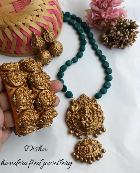 Laxmi neck set with jhumkas and matching bangles. Laxmi Jewellery, Terracotta Jewellery Making, Terracotta Jewellery Designs, Antique Gold Jewelry Indian, Terracotta Jewellery, Antique Gold Jewelry, Bridal Bangles, Gold Jewelry Indian, Jewelry Indian