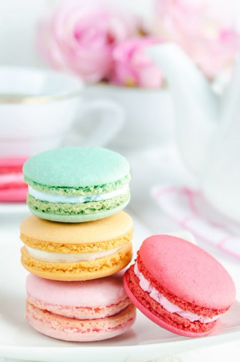 Macaron Wallpaper, Pastel Macaroons, Macaroon Wallpaper, Pastel Desserts, Kue Macaroon, Food Photography Dessert, Food References, Macaroon Cookies, Food Reference