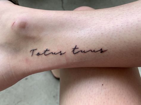 Totus tuus tattoo. Latin for Totally yours. Verso L'alto Tattoo, Minimalist Latin Tattoo, Christian Latin Tattoos, Marian Tattoos Catholic, Totus Tuus Tattoo, Roman Catholic Tattoos, Tattoo Quotes In Spanish, Catholic Tattoos For Women, Small Catholic Tattoos